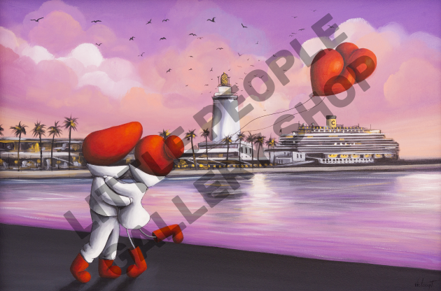 Pareja abrazándose en una playa con un muelle y crucero de fondo